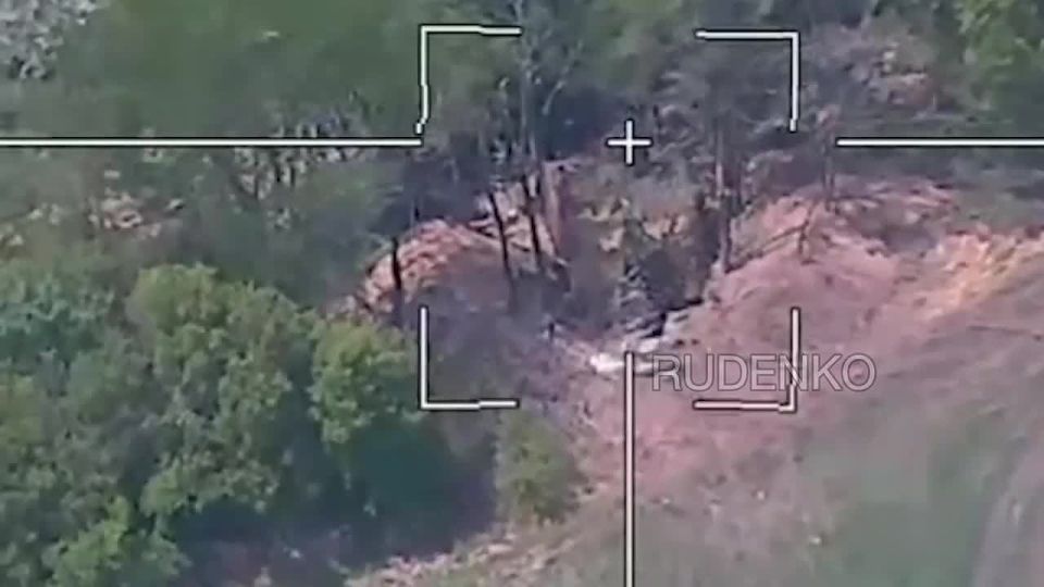 Андрей Руденко: Американцам на память.. Расчёт барражирующего боеприпаса "Ланцета" группировки войск «Восток» уничтожил американскую гаубицу на Южно-Донецком направлении Боевую огневую позицию гаубицы М-777 выявили в ходе...