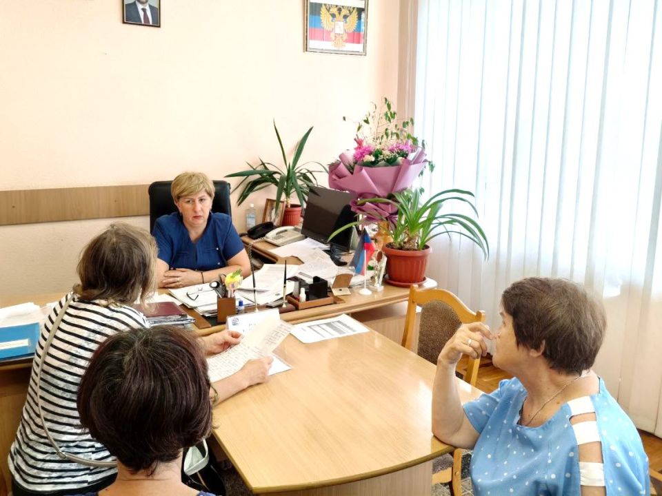 Сегодня, 4 августа, провела личный прием граждан руководитель Управы Пролетарского внутригородского района Администрации г.о. Донецк Елена Рязанцева