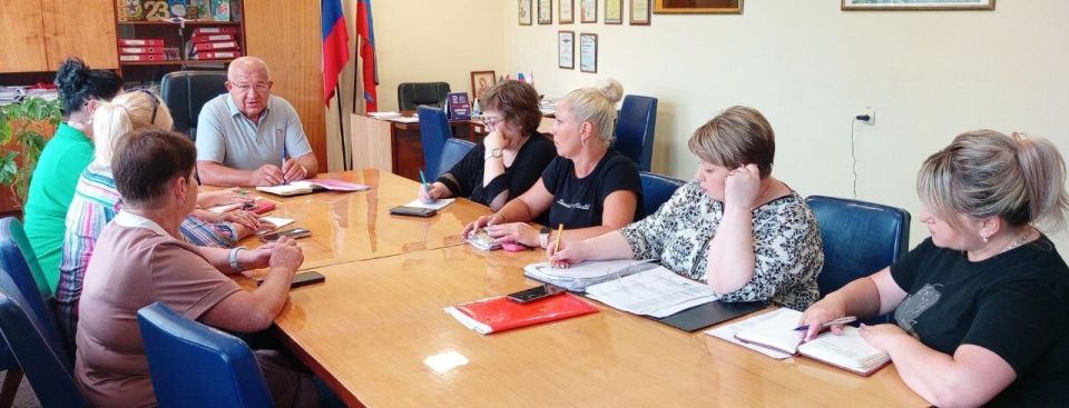 Наталья Бегуненко: Сегодня, 4 августа, первый заместитель руководителя Управы Петровского внутригородского района Администрации городского округа Донецк Юрий Плахутин провел рабочее совещание, в котором приняли участие...