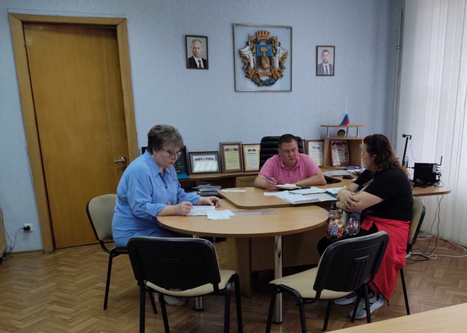 В понедельник, 4 августа, руководитель Управы Куйбышевского внутригородского района Администрации городского округа Донецк Иван Адамец провел плановый прием граждан