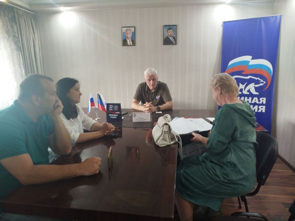 Андрей Бедило: Провел прием граждан на округе в г.о.Торез. Рассмотрели вопросы размещения емкостей для воды в подвале МКД, работу лифтового хозяйства в ОСМД, порлучение паспорта гражданина РФ