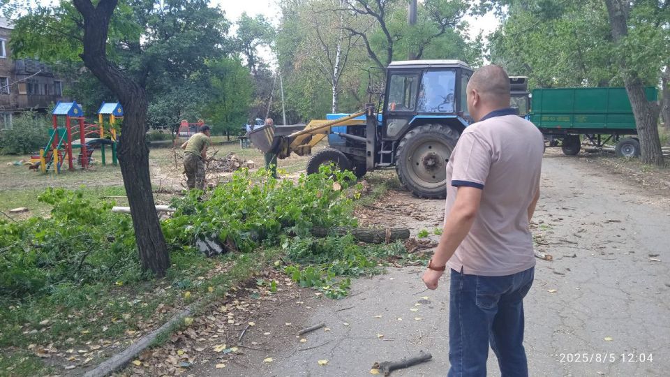 Юрий Будрин: По поручению Главы ДНР Дениса Пушилина, в Кировском районе продолжаются работы по наведению санитарного порядка и благоустройства центральной аллеи поселка шахты им. Абакумова, которые лично контролируются...