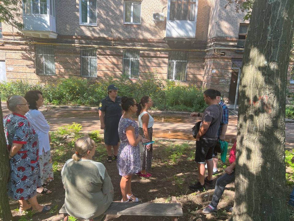 Продолжаются сходы с жителями Ленинского района города Донецка