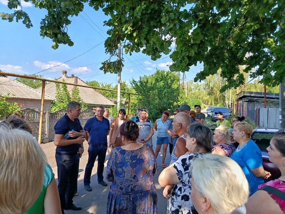 Василий Ткачук: Сегодня, 6 августа, по поручению Главы ДНР Дениса Пушилина, на подведомственной территории Калининского внутригородского района состоялась встреча с жителями улицы Гомелевская