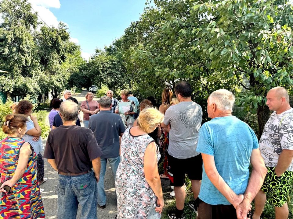 Елена Рязанцева: Сегодня совместно с депутатами Народного Совета Донецкой Народной Республики Александром Мальковым и Тимуром Дьяченко встретилась с жителями улицы Поликарпова