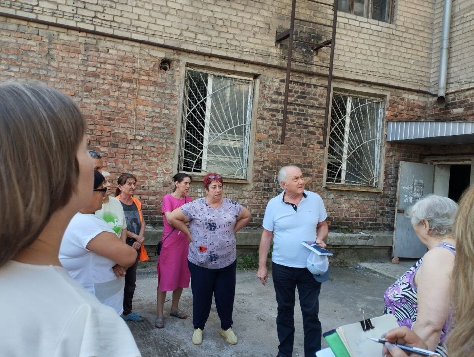 Иван Адамец: В Куйбышевском районе Донецка состоялась встреча заместителя Главы администрации городского округа Донецк, Валерия Ляховца, с жителями общежития на улице Ермолая Жукова