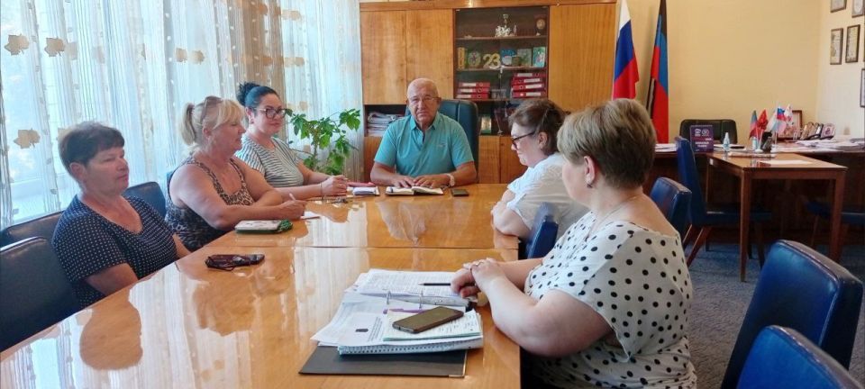 Наталья Бегуненко: Сегодня, 6 августа, первый заместитель руководителя Управы Петровского внутригородского района Администрации городского округа Донецк Юрий Плахутин провел рабочее совещание, в котором приняли участие...