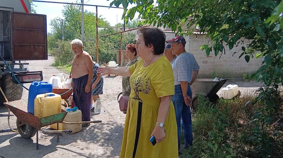 Наталья Бегуненко: По поручению Главы ДНР Дениса Пушилина депутат Донецкого городского совета Нина Логвиненко приняла участие в развозе воды жителям Петровского района