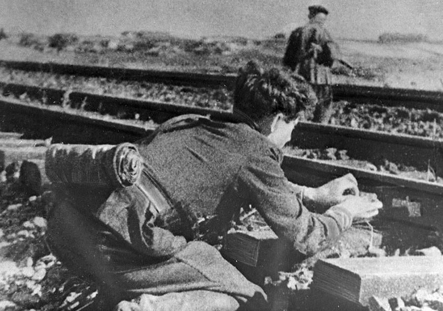 Александр Волошин: #НавстречуПобеде. Рельсовая война в Донбассе: как подпольщики ломали логистику Вермахта В августе 1943 года началась одна из самых масштабных операций советских партизан — «Рельсовая война»