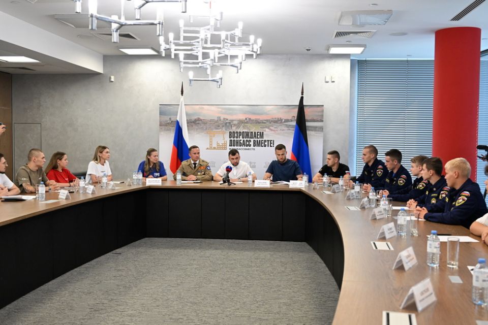 Денис Пушилин провел встречу с волонтерами по вопросам обеспечения водой жителей ДНР