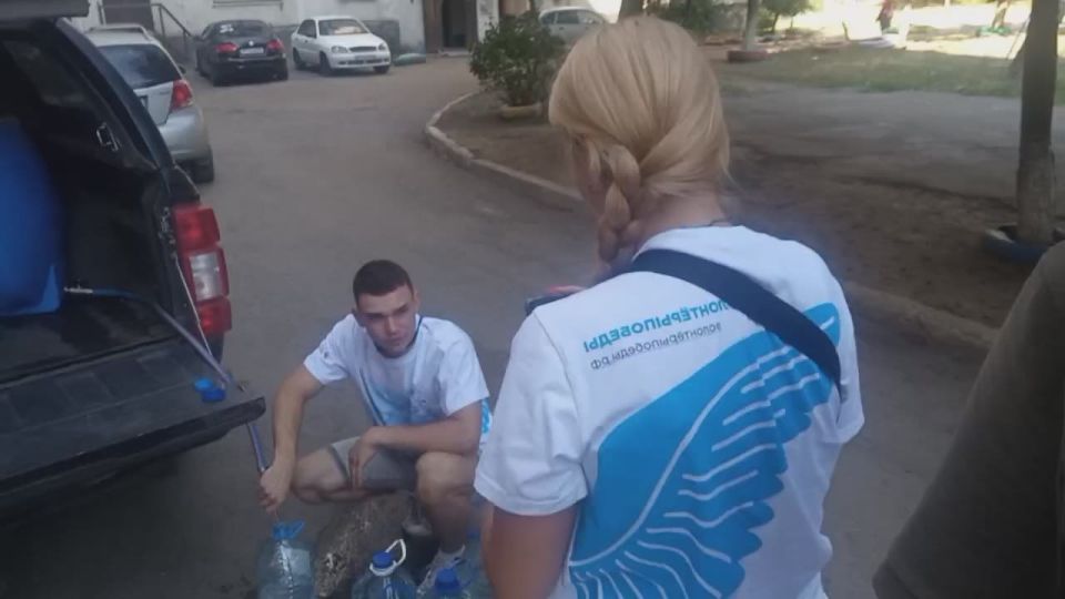 Андрей Бедило: К нам обратились неравнодушные соседи маломобильных граждан с просьбой помочь в "день воды" поднять драгоценную влагу на этажи