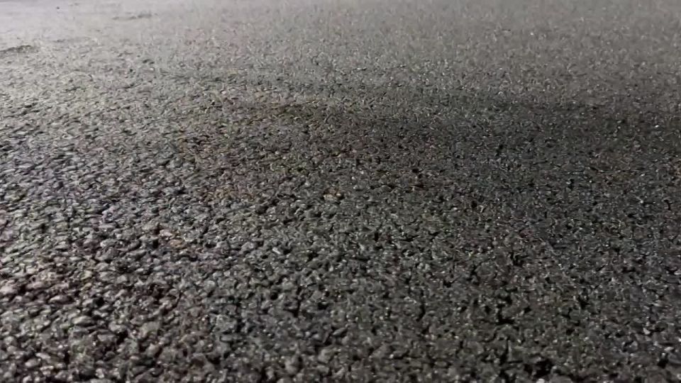 Александр Бондаренко: Совместно с Алексеем Дорофеевым посетили участки, где дорожные строители активно укладывают асфальт в ночное время