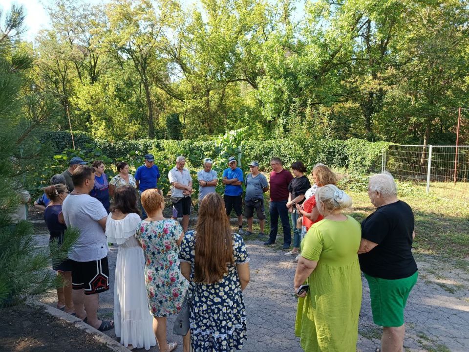 Василий Ткачук: Сегодня, 7 августа, по поручению Главы ДНР Дениса Пушилина, на подведомственной территории Калининского внутригородского района состоялась встреча с жителями улицы Овнатаняна в районе Парка 30-летия Победы