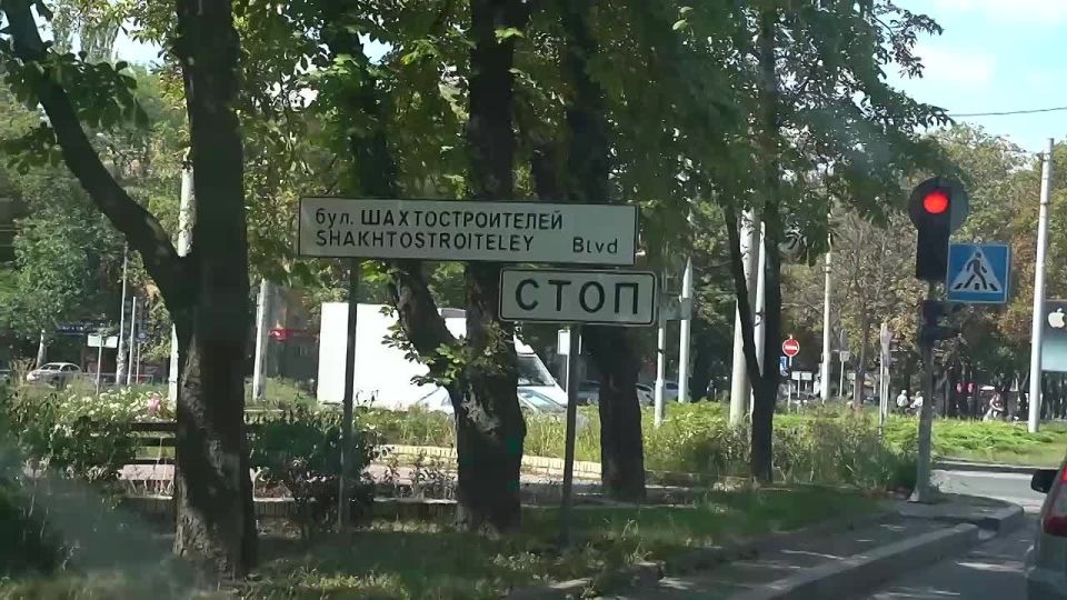 Депутат Сергей Добровольский вместе с активистами «Молодой Республики» и «Молодой Гвардии» в ДНР, а также предпринимателями, доставляют накопительные емкости для воды жителям Донецкой Народной Республики