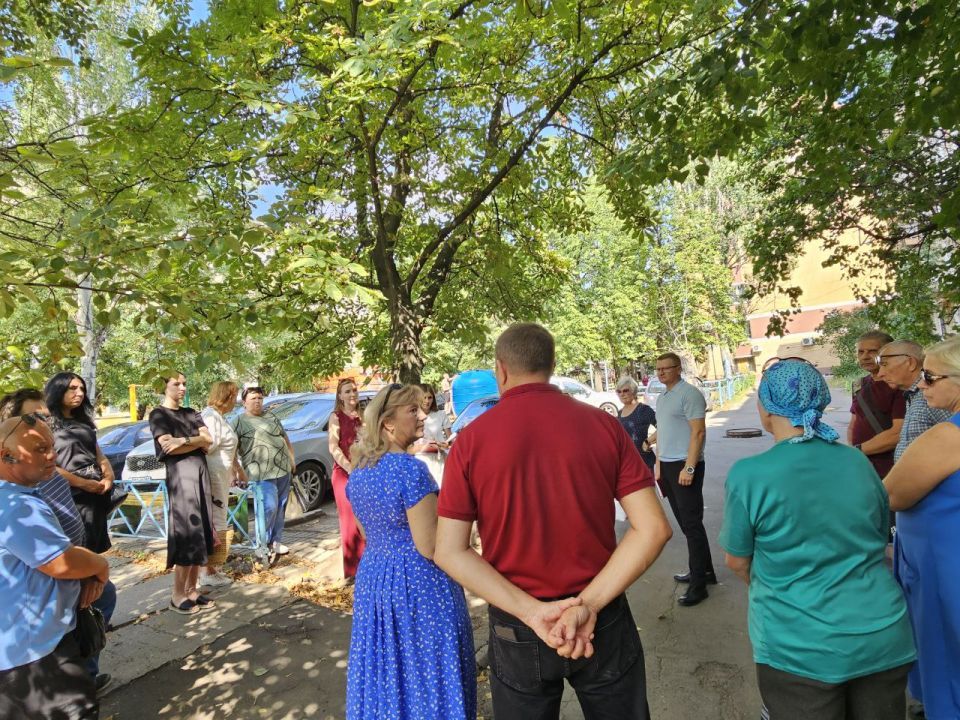По поручению Главы ДНР Дениса Пушилина в Ворошиловском внутригордском районе продолжаются встречи с населением