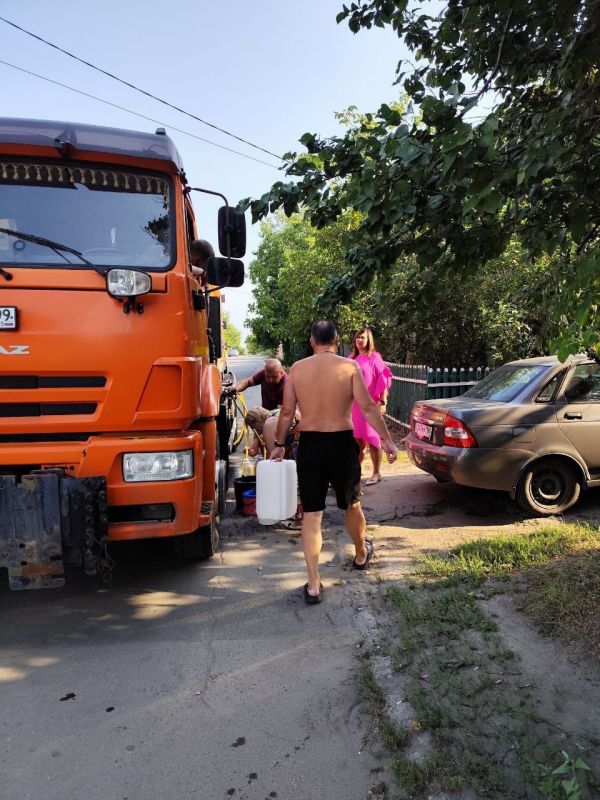 Альбина Афенченко: Сегодня провела мониторинг подвоза воды на улице Краснодонской Калининского района и пообщалась с местными жителями