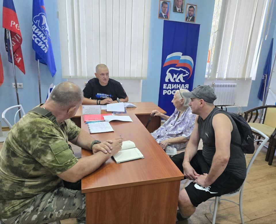 Депутат Дмитрий Огилец провел прием жителей Харцызска