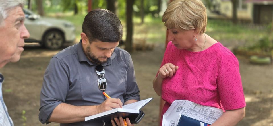 Депутат Тимур Дьяченко провел встречу с жителями улицы Раздольная в Донецке