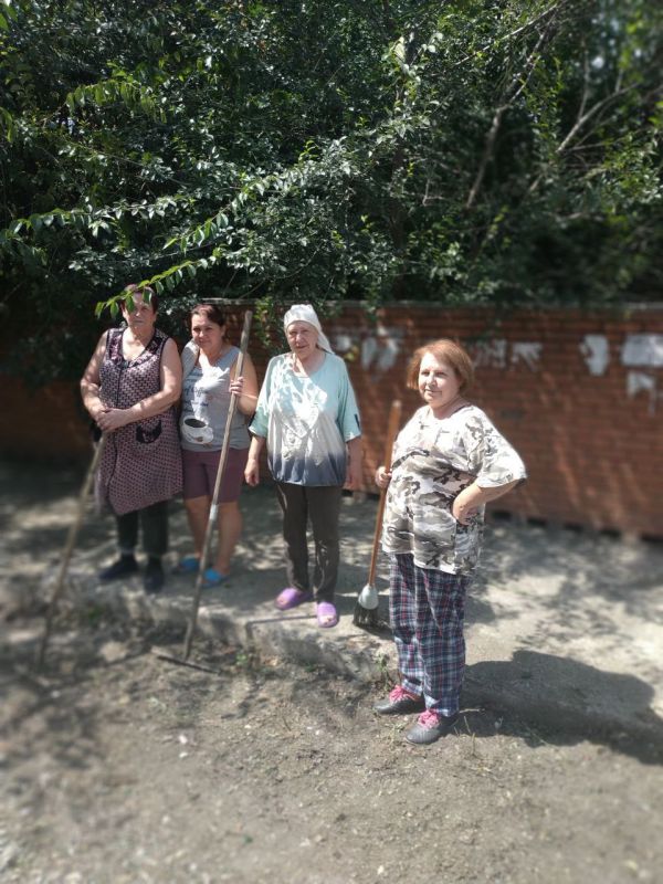 Валентин Левченко: Сегодня, в микрорайоне "Железнодорожный", инспектором по работе с населением Татьяной Овчинниковой, вместе с инициативными жителями проведен субботник на улице Тихая