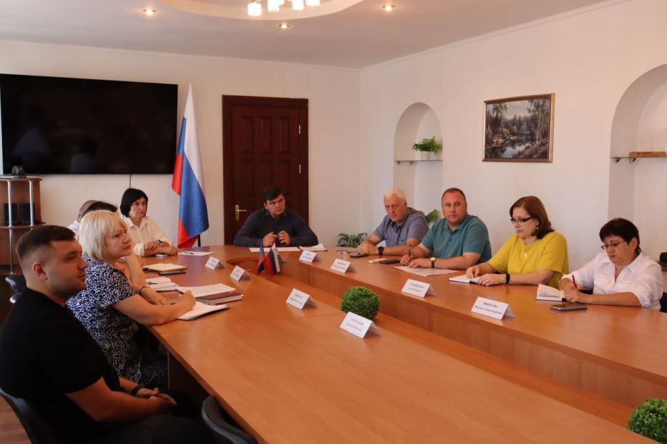 Андрей Бедило: Сегодня, 12 августа, принял участие в расширенном аппаратном совещании с участием руководителей администрации городского округа, Торезского городского совета, руководителей отраслевых (функциональных) и...