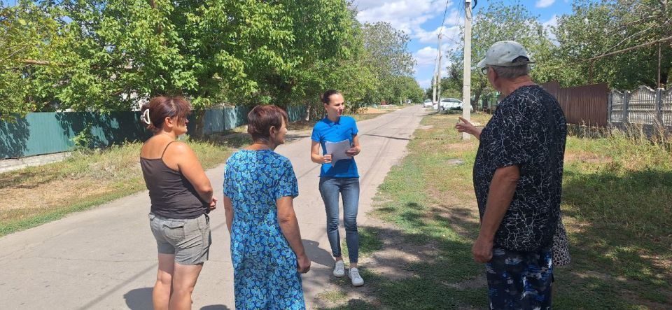 12 августа 2025 года депутат Старобешевского муниципального совета Наталья Бучинская провела встречу с гражданами, проживающими на закреплённой территории в селе Александровка