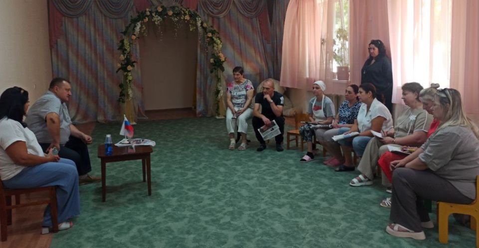 Сегодня провел встречу в трудовом коллективе ГКДОУ "Детский Сад № 215 общеразвивающего вида г.о. Донецк". Рассказал, что по поручению Главы ДНР Дениса Пушилина приступили к восстановлению четырёх прифронтовых районов Донецка