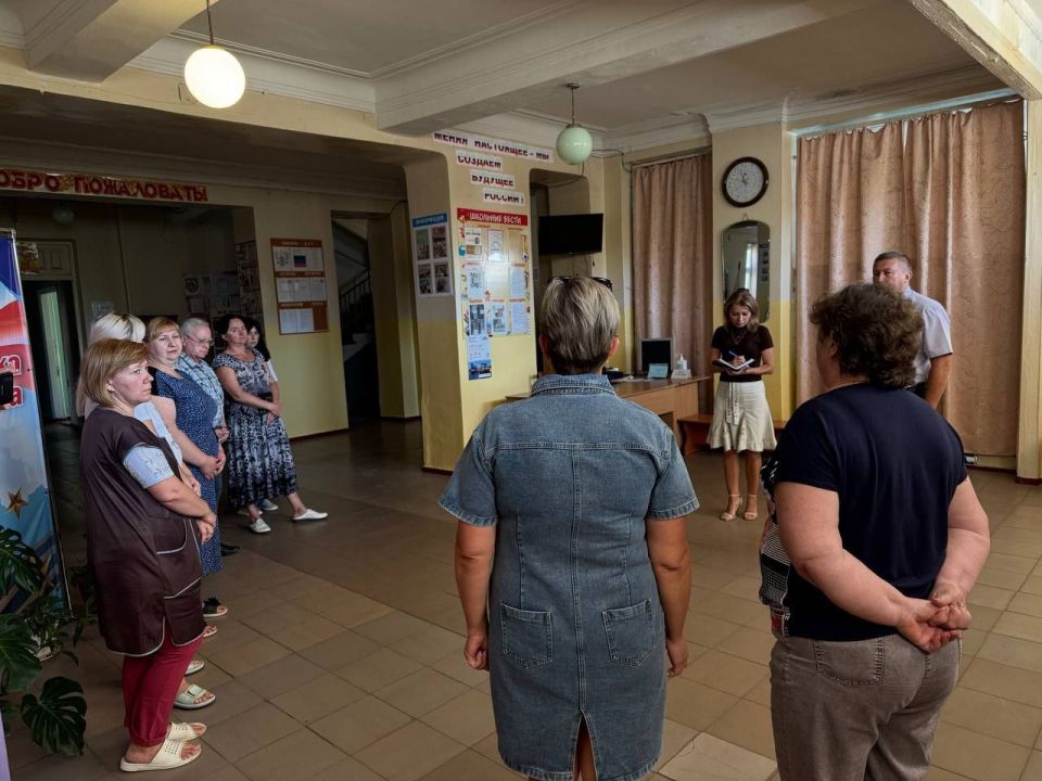 Юрий Будрин: Сегодня, 12 августа 2025 года, по поручению Главы Республики Дениса Пушилина, в рамках проекта "Управдом", реализуемого Единой Россией, в Кировском районе г. Донецка прошла встреча с трудовым коллективом ГБОУ...