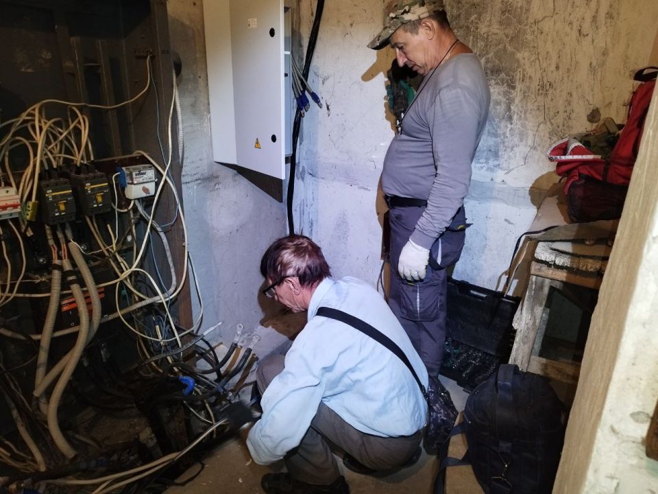 Сотрудниками участка №3 Ленинского района Донецкого филиала Единого регионального фонда по управлению МКД на территории ДНР совместно с ГБУ «Жилищник» проводились ремонтные работы на сетях электроснабжения по ул....