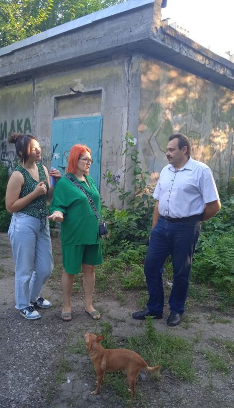 Юрий Будрин: По поручению Главы Республики Дениса Пушилина, в рамках проекта "Управдом", реализуемого Единой Россией, в Кировском районе г. Донецка прошел сход с жителями микрорайона "Бирюзова" по ул. Бирюзова, 61