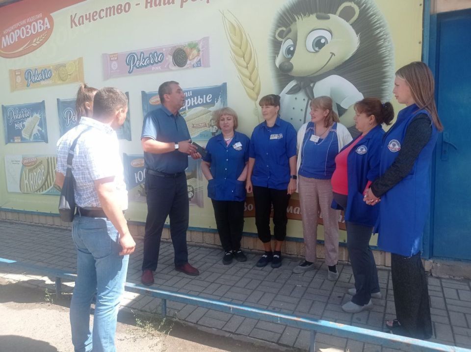 Сегодня, 12 августа 2025 года, по поручению Главы Республики Дениса Пушилина, в рамках проекта "Управдом", в Кировском районе г. Донецка прошла встреча с трудовым коллективом Первого республиканского супермаркета по ул....