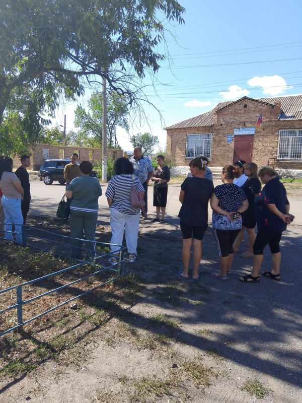 13 августа депутат Старобешевского муниципального совета Екатерина Паша совместно с заместителем Главы Администрации Старобешевского муниципального округа Михаилом Ольмезовым провели встречу с населением села Раздольное