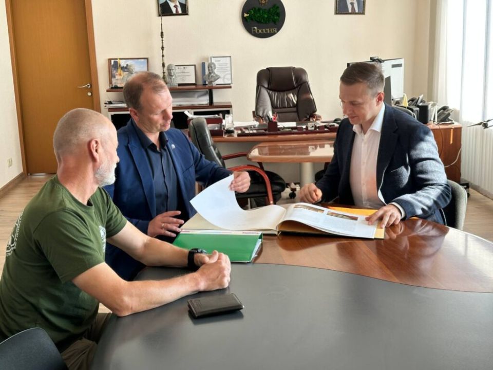 Вице-премьер Владимир Ежиков провел встречу с представителями Русского географического общества