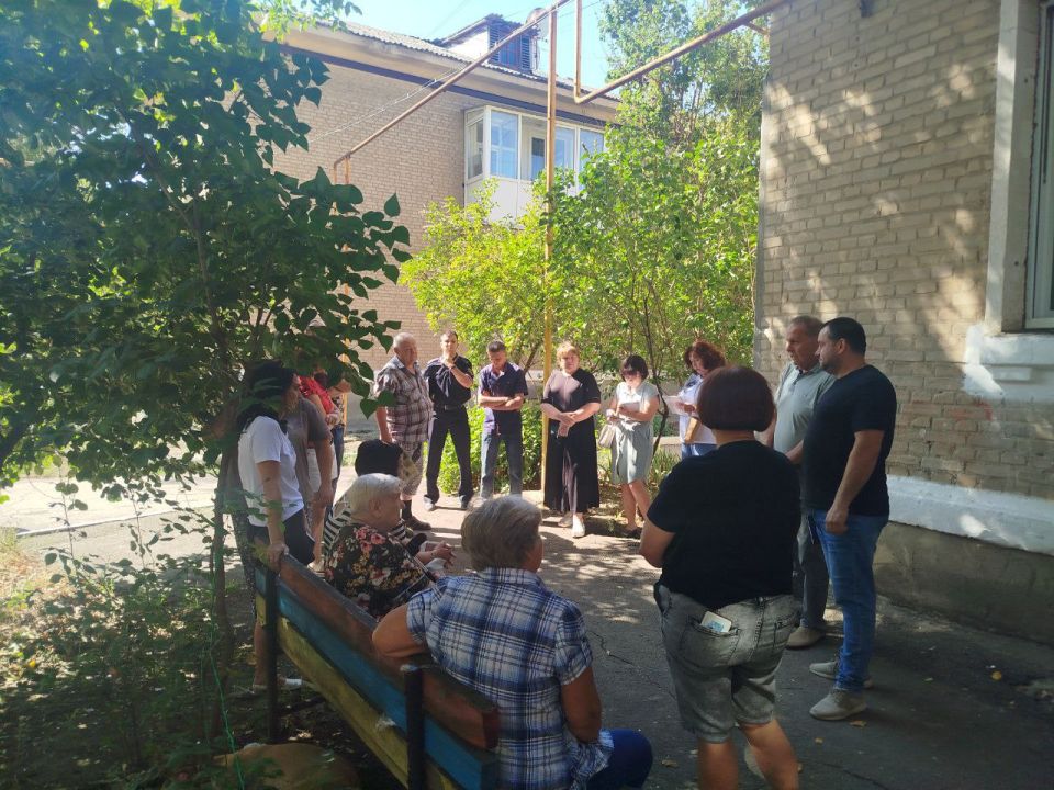 13 августа депутат Старобешевского муниципального совета Артем Менякин совместно с первым заместителем Главы Администрации Старобешевского муниципального округа Александром Ретивовым провели встречу с населением города...