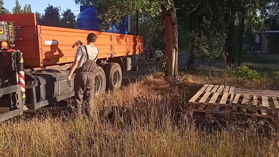 Юрий Будрин: Сегодня, 13 августа 2025 года, по поручению Главы Республики Дениса Пушилина, в Кировском районе города Донецка были установлены еще 4 ёмкости для обеспечения водой жителей