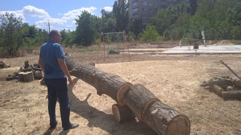 Сегодня, 13 августа 2025 года, руководитель Управы Кировского внутригородского района Администрации городского округа Донецк ДНР Алексей Дмитрюк выехал по адресу: улица Н. Островского, 8А, по вопросу подготовки места для...