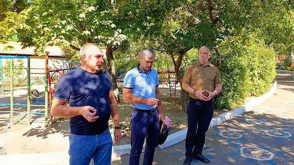 Руководитель Управы Буденновского внутригородского района Михаил Меренков совместно с депутатами Народного Совета Юрием Леоновым и Донецкого городского совета Николаем Тимченко провели встречу с коллективом детского...