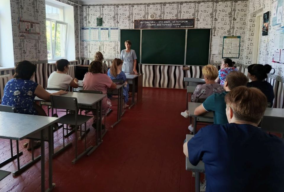 13 августа депутат Старобешевского муниципального совета Татьяна Давыдова провела встречу с трудовым коллективом ГБОУ "Осыковская школа Старобешевского м.о."