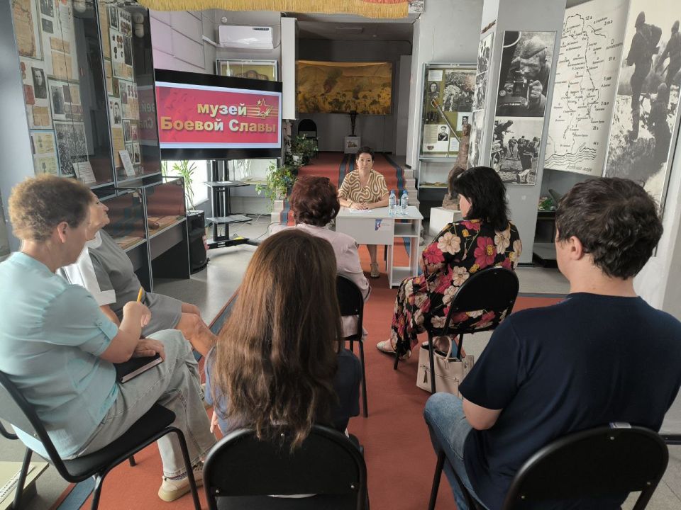 По поручению Главы Донецкой Народной Республики сотрудники Министерства культуры ДНР, 13 августа, провели встречи с трудовыми коллективами работников культуры городов Снежное и Иловайск