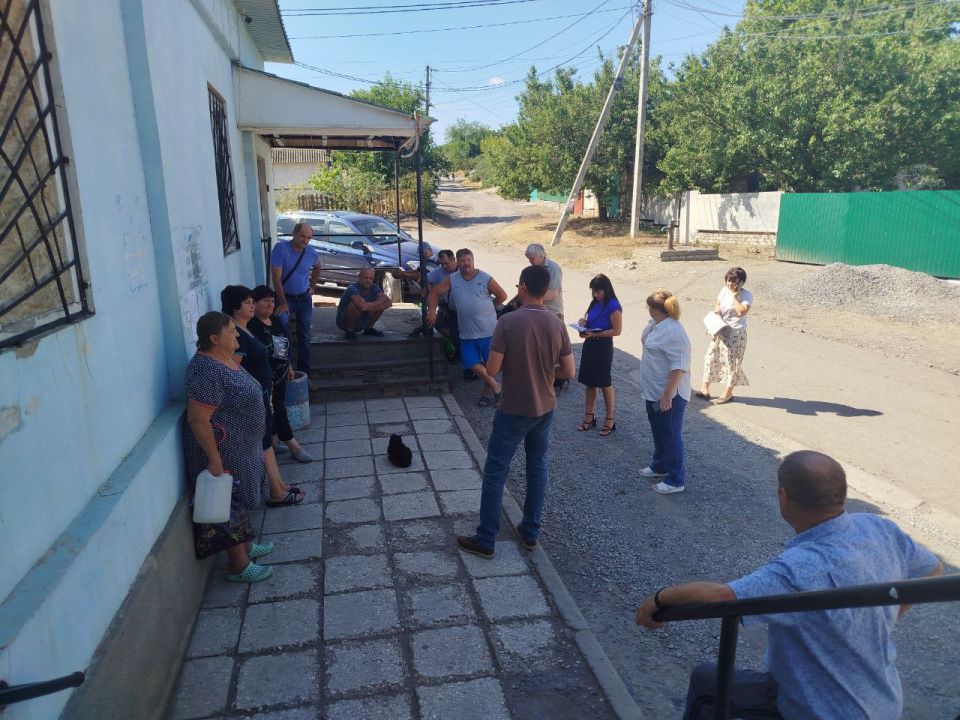 14 августа депутат Старобешевского муниципального совета Виктория Эрмитали совместно с заместителем главы Администрации Старобешевского муниципального округа Юрием Манжелеевым провели встречу с жителями города Комсомольское