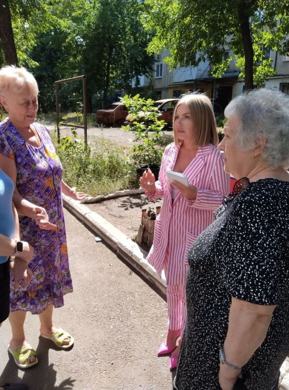 Иван Адамец: Первый заместитель руководителя управы Куйбышевского внутригородского района, провела встречу с жителями дома №165 по улице Куйбышева, чтобы обсудить актуальные проблемы