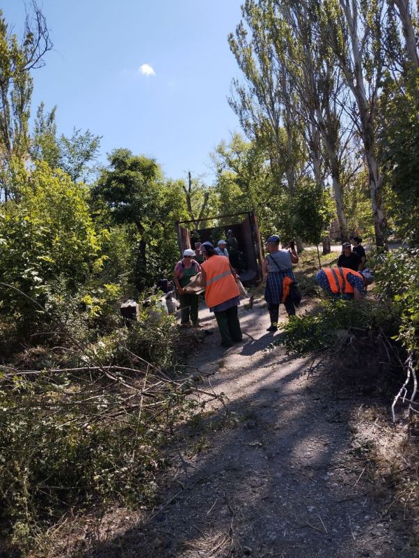 Юрий Будрин: Сегодня, 14 августа 2025 года, по поручению Главы Республики Дениса Пушилина, в рамках проекта «Городская среда», реализуемого Единой Россией работники предприятий Кировского района приняли участие в...