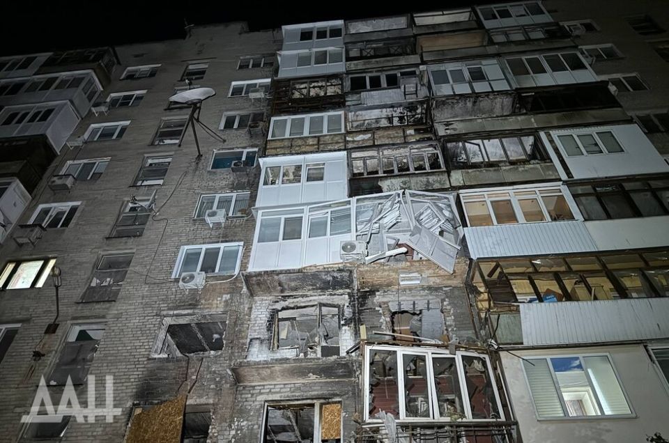 ФОТО: Последствия обстрела Киевского района Донецка. Два прямых прилета в дом