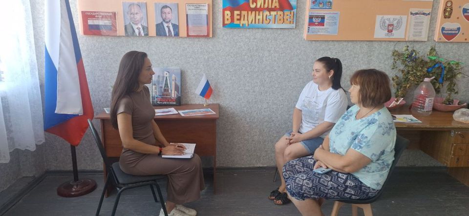 15 августа депутат Старобешевского муниципального совета Наталья Бучинская провела встречу с трудовым коллективом МБУ "Александровский сельский клуб"