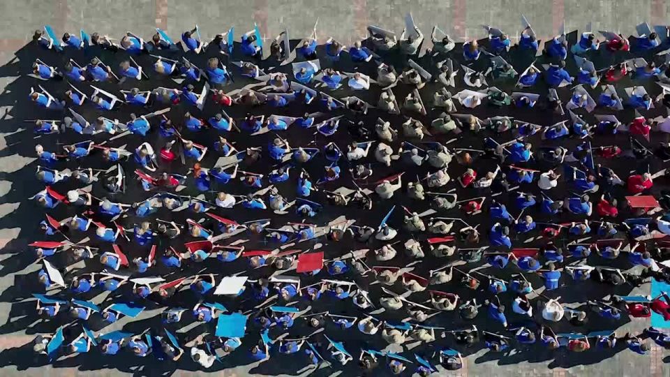 Депутат #Комитет_по_молодежной_политике_и_патриотическому_воспитанию Сергей Добровольский (фракция «Единая Россия») принял участие в масштабном флешмобе в знак дружбы между Россией и Северной Кореей