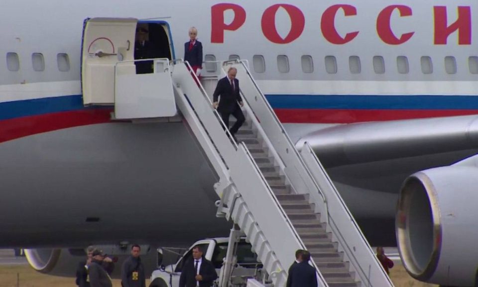 Аляска 2025 начало: Путин и Трамп одновременно спускаются по трапам из своих самолетов