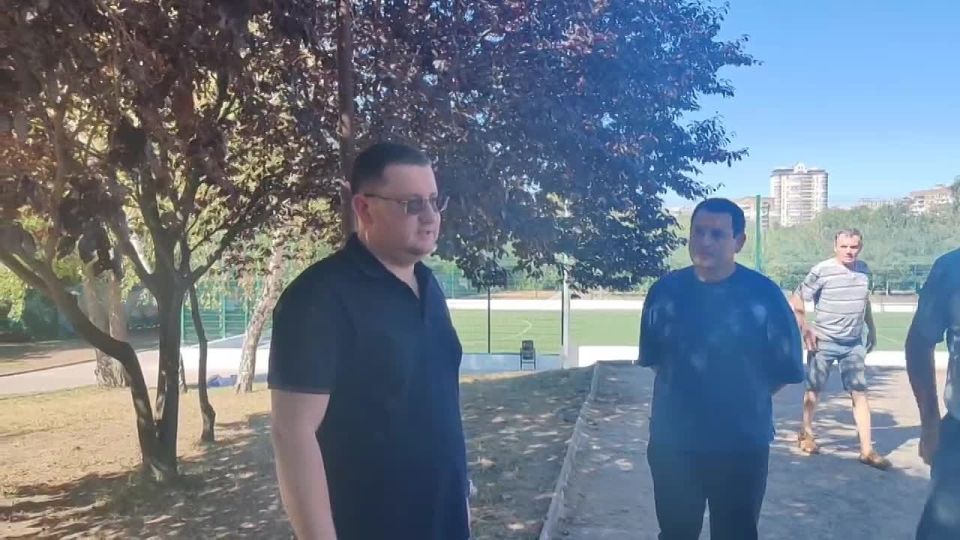 Юрий Мартынов: По поручению Главы Донецкой Народной Республики Дениса Владимировича Пушилина, вместе с участником кадрового конкурса «Донбасс. СВОи герои» Максимом Ямковым провел встречу с жителями Калининского района...