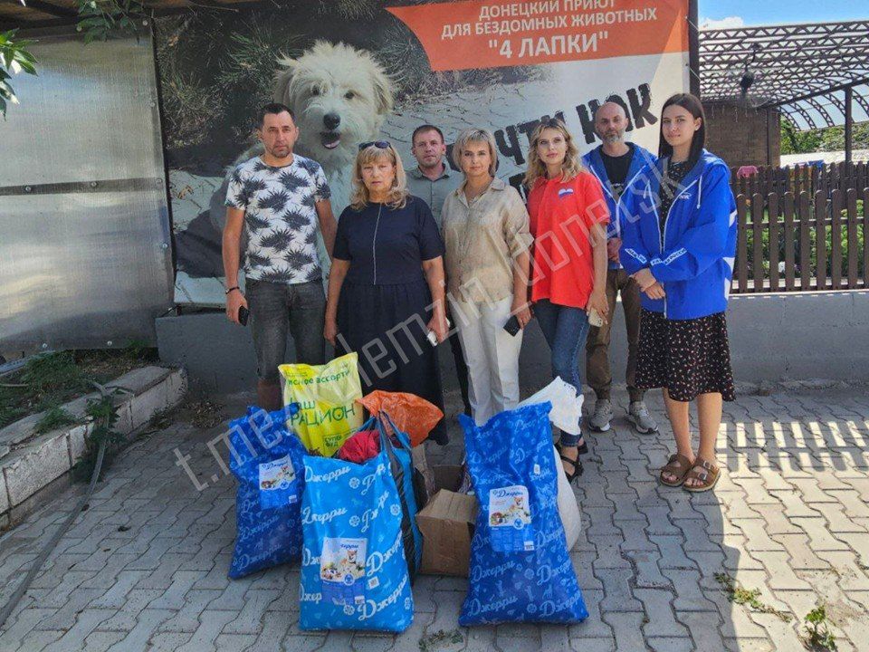 В преддверии Дня бездомных животных руководитель и сотрудники Управы Ворошиловского района совместно с активистами партии «Единая Россия» посетили приют «4 лапки»