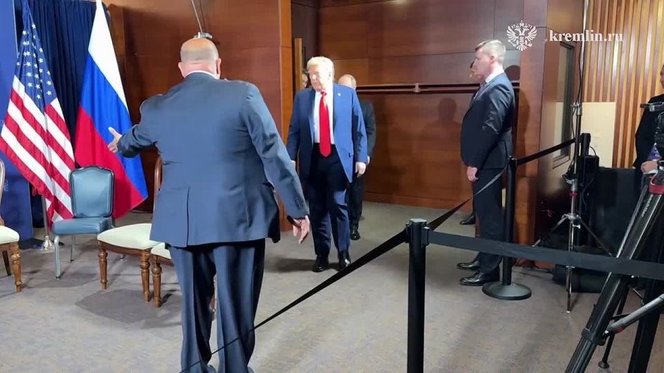 Кремль опубликовал кадры начала переговоров Путина и Трампа на Аляске