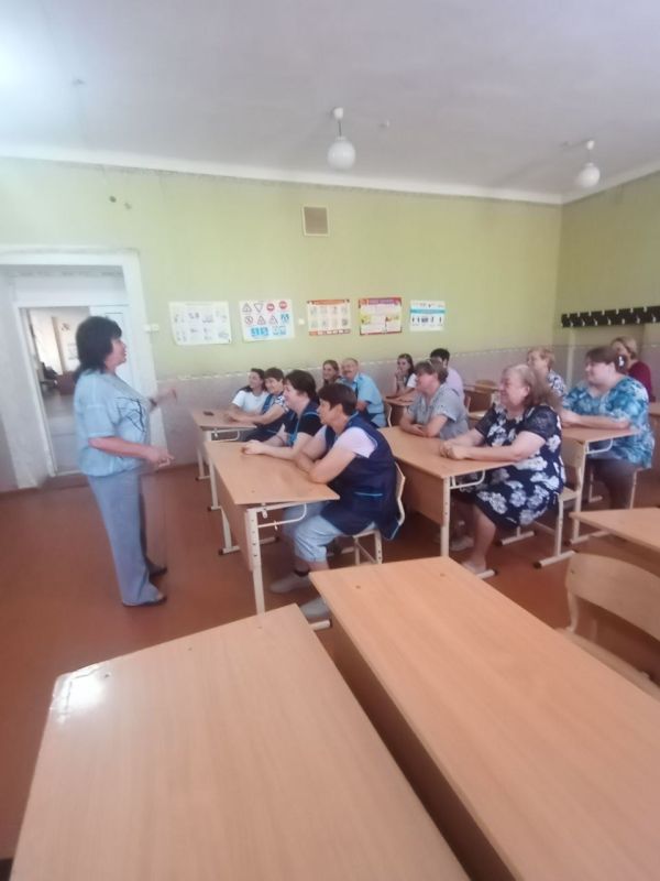 14 августа депутат Старобешевского муниципального совета Светлана Матющенко провела встречу с трудовым коллективом ГБОУ "Комсомольская школа №1 Старобешевского м.о."