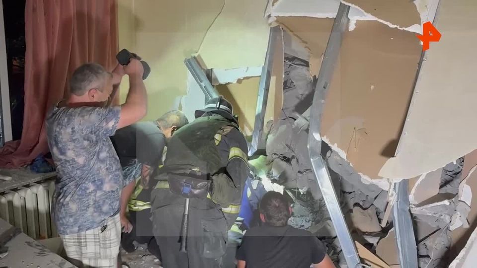 Три человека, предварительно, пострадали в результате атаки ВСУ по жилому дому в Донецке, сообщил источник РЕН ТВ